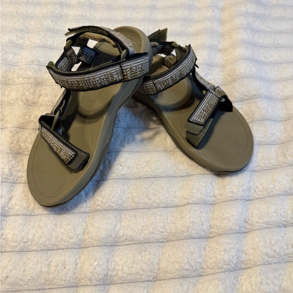 Kid’s Teva’s size 13